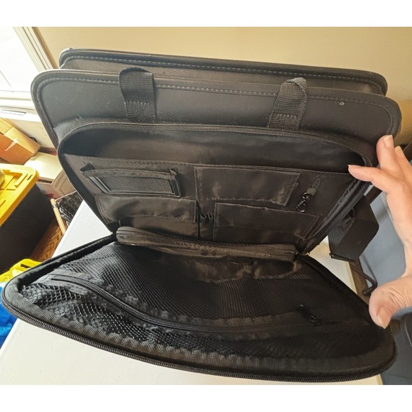 Targus 17" black Leather Laptop Computer Case Bag Shoulder Strap TLE400 - Picture 10 of 10